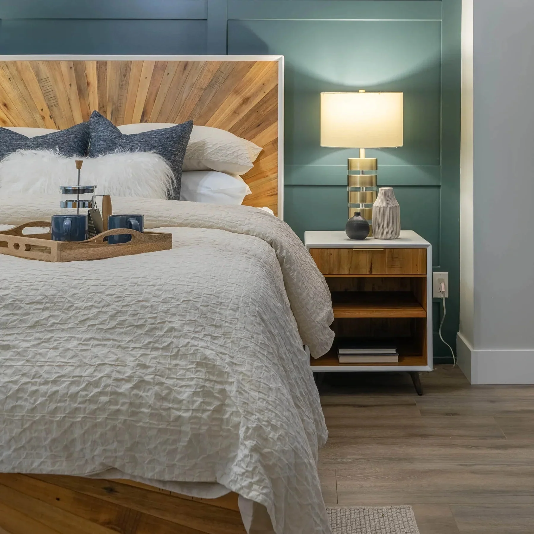 Draycott King Bed - Image 13
