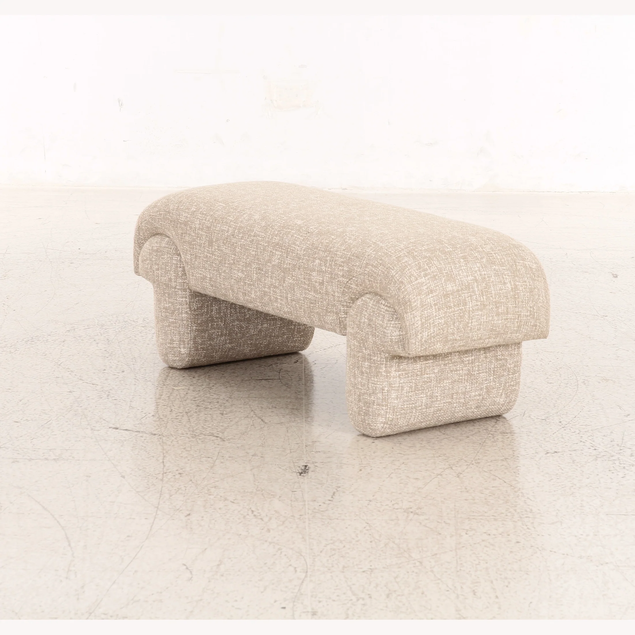 Karsen Upholstered Bench with Sculpted Base - Image 4