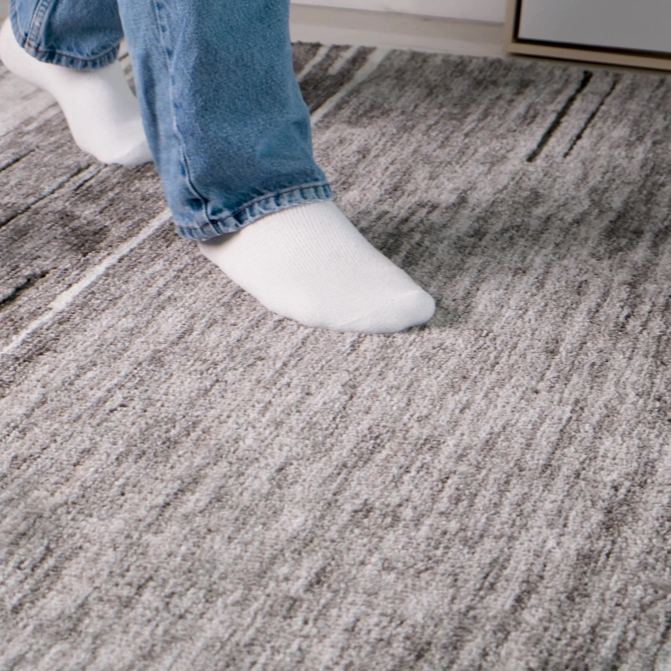 Leela Grey Modern Brushstroke Patterned Rug - Image 5