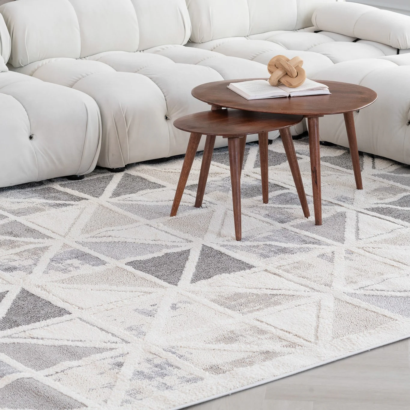 Valencia White Ornate Vintage-Inspired Area Rug - Image 4
